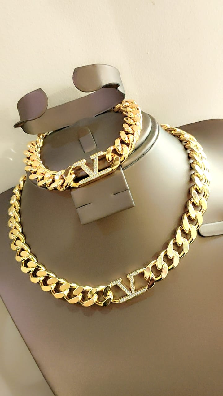 Famous Brand L-V Necklace and Bracelet set for women