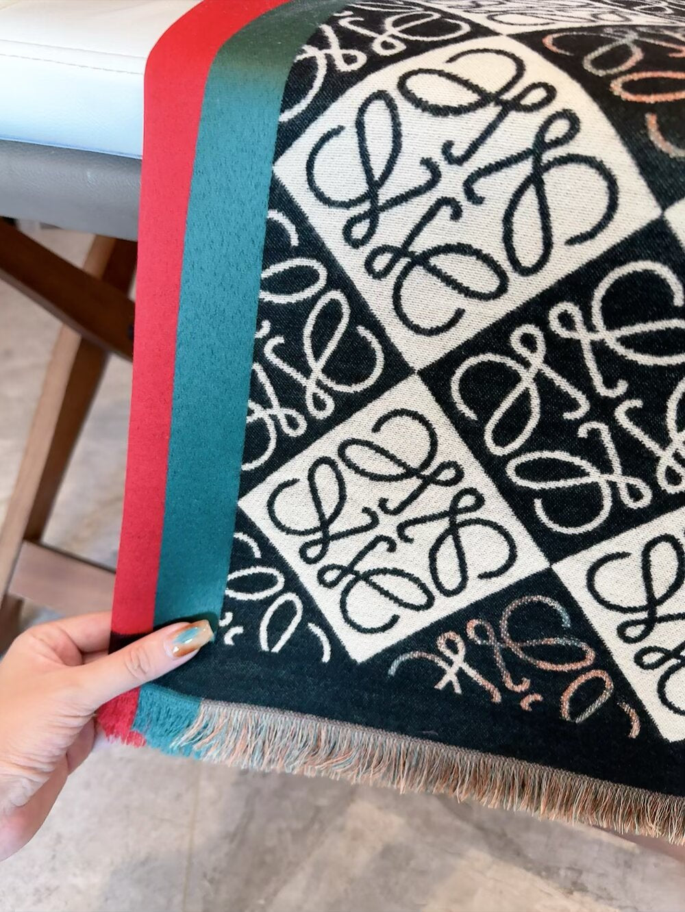 Famous Brand Loe-we shawl for women