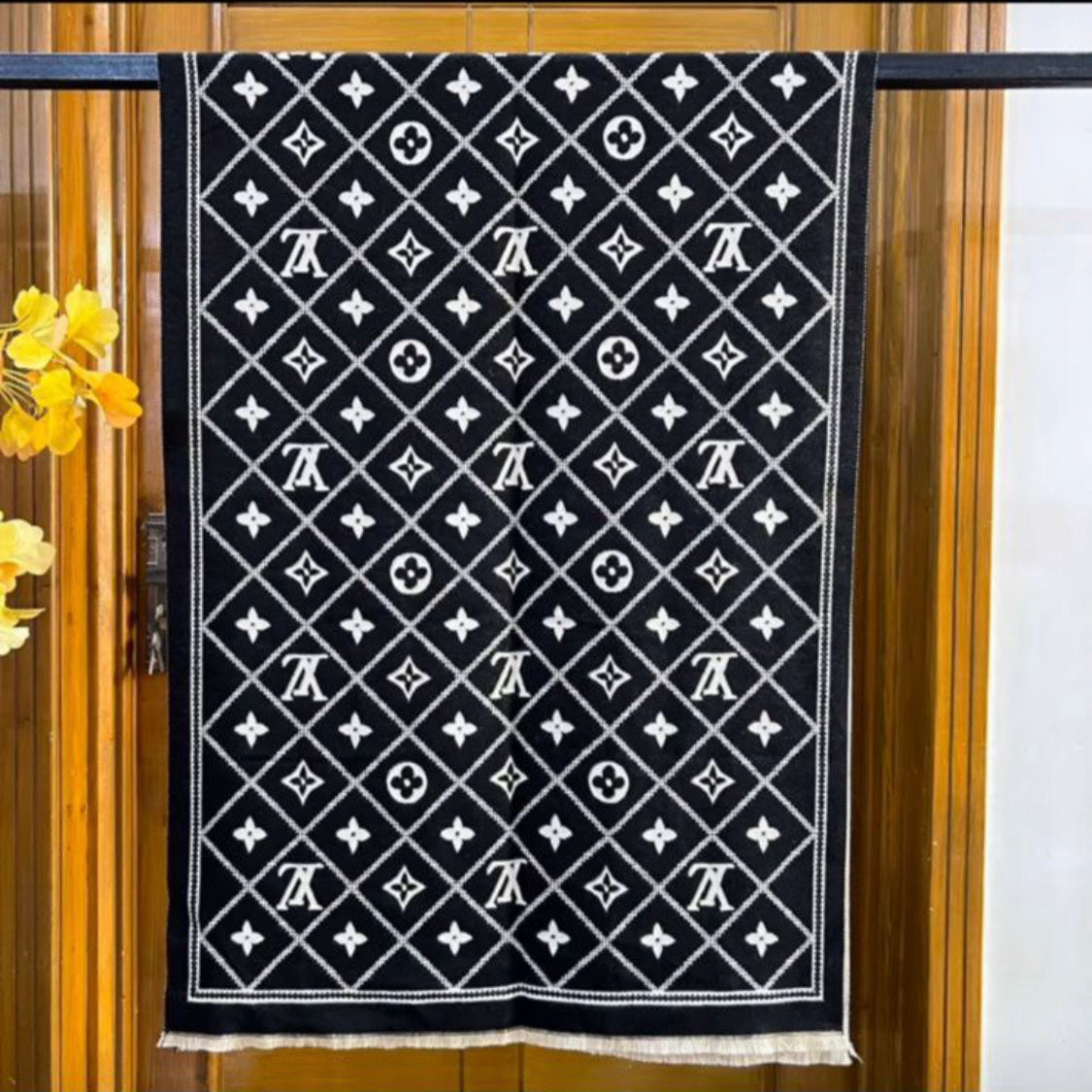 Famous Brand L-V shawl for women