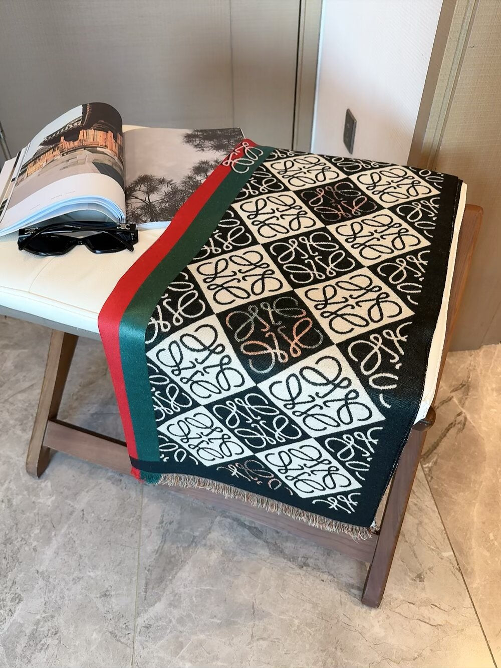 Famous Brand Loe-we shawl for women