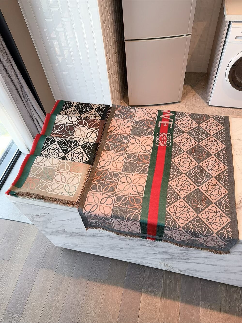 Famous Brand Loe-we shawl for women