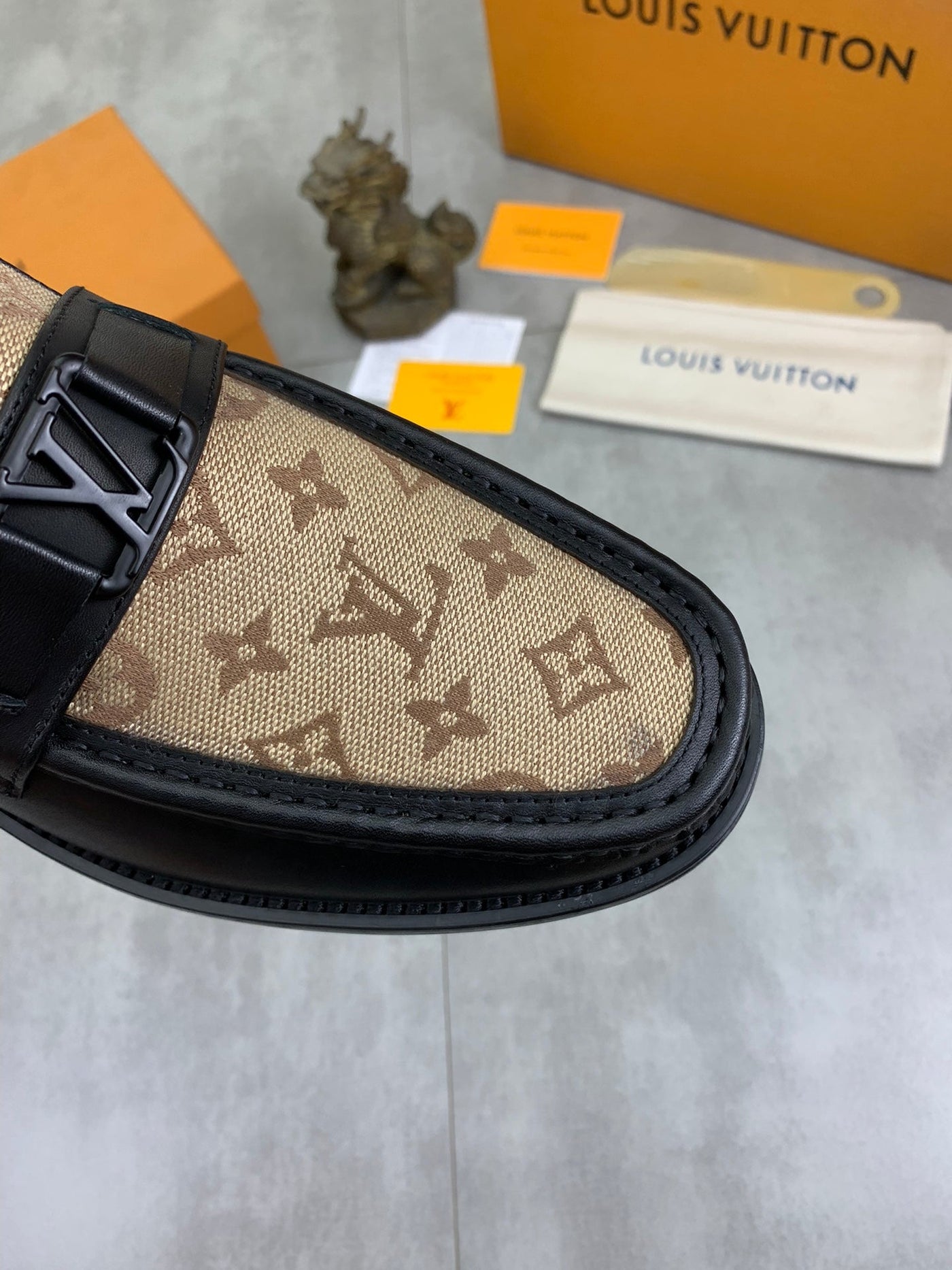 Luxury Brand L-V  Lo-uis Vui-tton  Leather Business Shoes for Men (Pre Order)