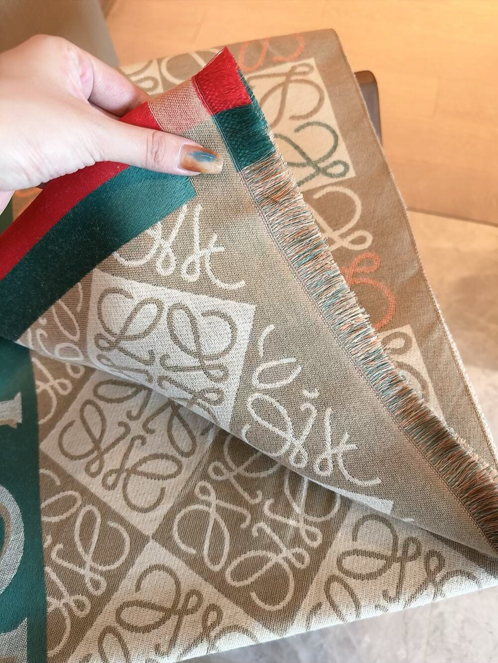 Famous Brand Loe-we shawl for women