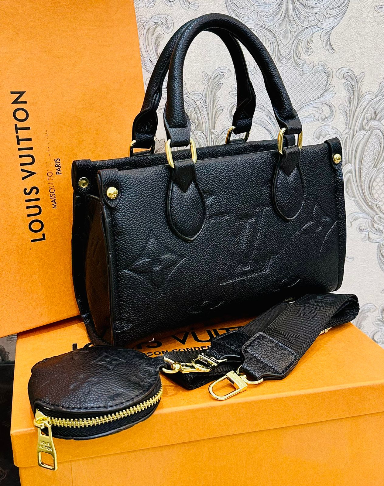 Louis Vuitton LV on the go Bag With belt and coin pouch